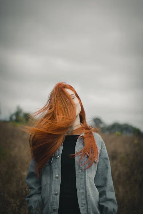 Foto di una ragazza con capelli rossi davanti la faccia