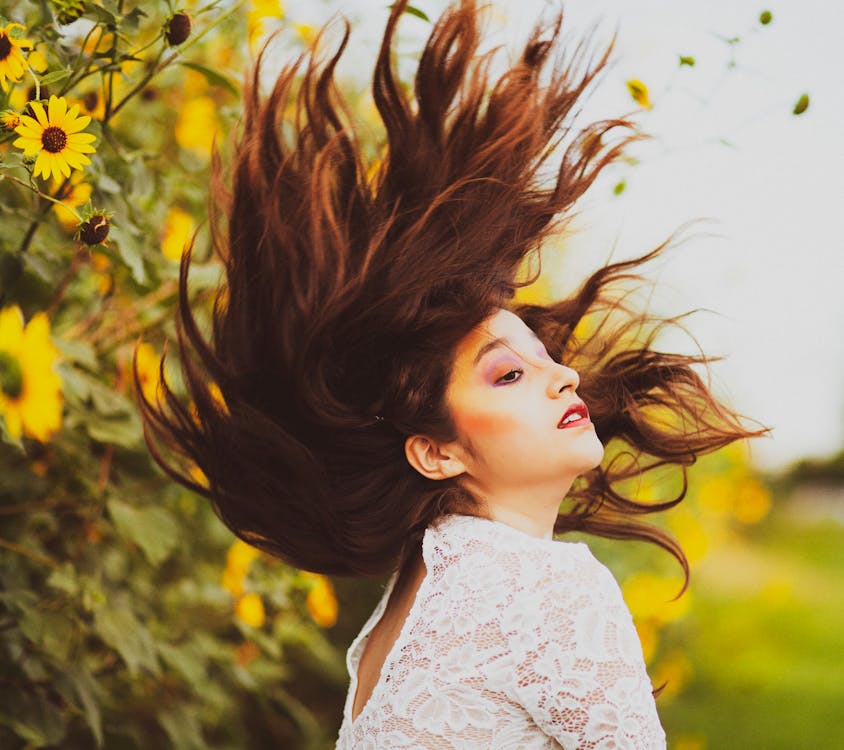 Foto di una ragazza con i capelli in aria 