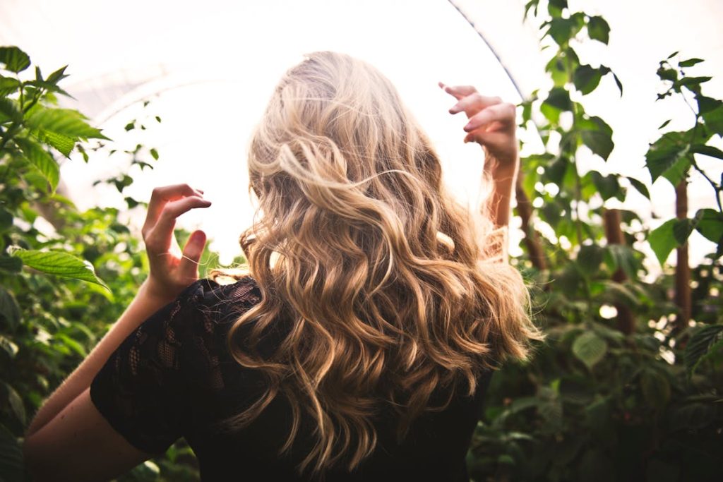 Foto di una donna di spalle con bei capelli