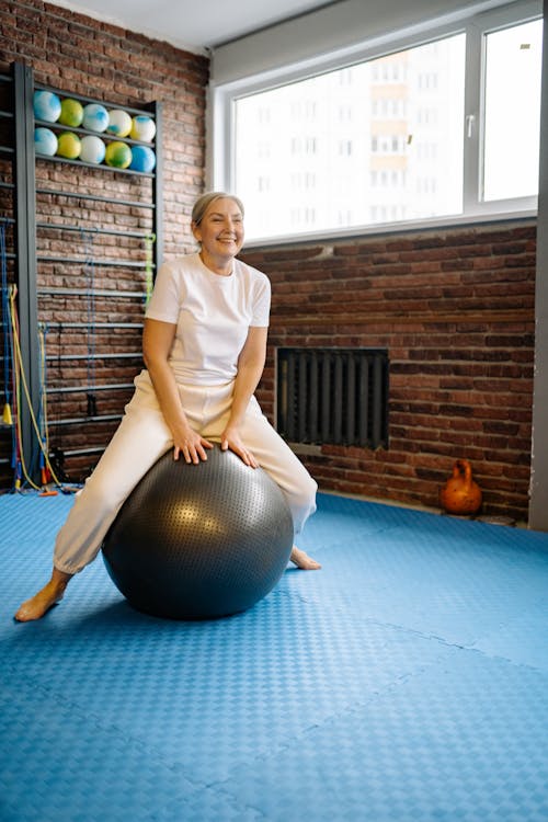 Foto di una donna matura che sta facendo pilates