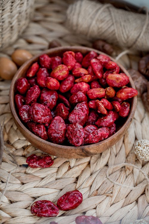 Foto di una ciotolina di legno con dentro delle bacche di goji