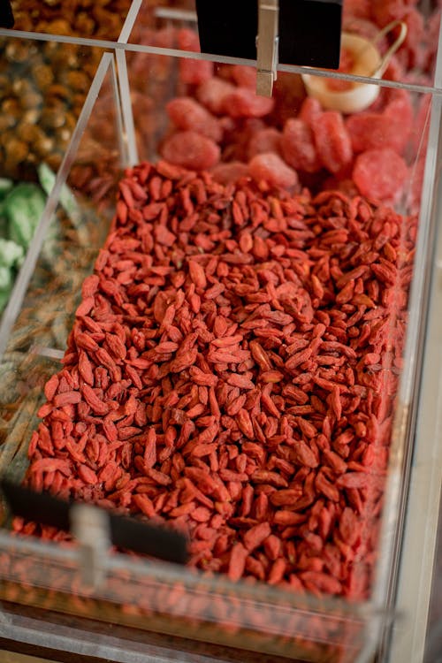 Foto di un recipiente di plastica contenente delle bacche di goji