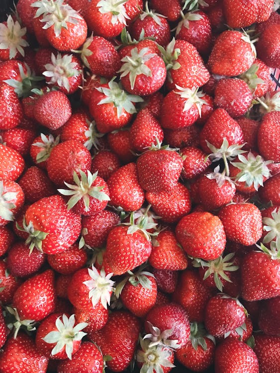 Foto dall'alto di tante fragole insieme